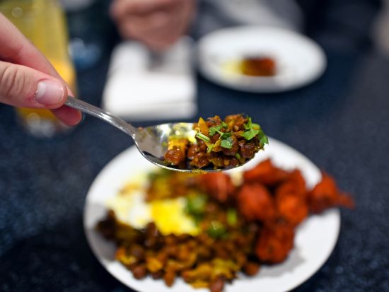 イーストロンドン インドグルメウォーキングツアー スパイス香る料理を食べ歩き！インドビール＆ラッシー付き ＜英語／少人数制／約3～3.5時間＞