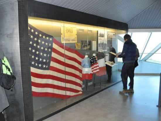 パリ発着 ノルマンディー地方日帰りツアー　上陸作戦ゆかりの地訪問と現地の歴史文化に触れる旅　名産アップルサイダーと楽しむ2コースランチ付＜英語＞