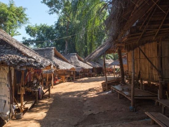 【チェンライ発着】タイ北部観光ツアー　リバークルーズ＋エレファントキャンプ訪問（象乗り体験）＋首長族の村＜1日／昼食付き／日本語ガイド＞