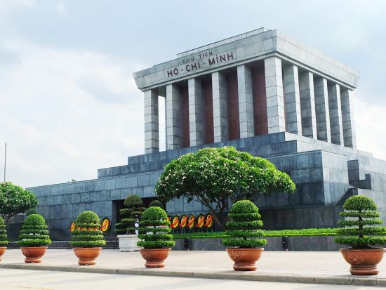 【貸切】ハノイ市内＋バッチャン村観光ツアー　ハノイ大教会＋文廟など定番スポットを巡る　水上人形劇またはソフィテルアフタヌーンティ付プラン有＜フォーティンの昼食＞