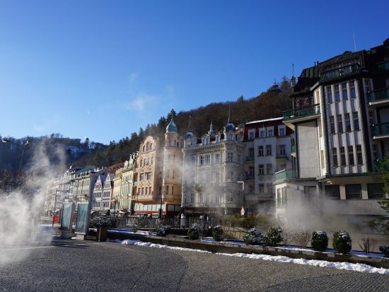 温泉保養地カルロヴィ・ヴァリ　日帰り観光ツアー ＜英語ガイド／プラハ発＞