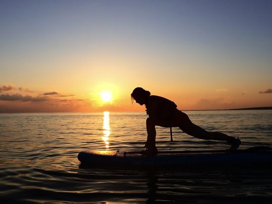 サンセットSUP 美しい海で夕日を眺めながらSUPを楽しもう 心地よい風と穏やかな波に包まれる贅沢体験を＜約2時間／宮古島＞