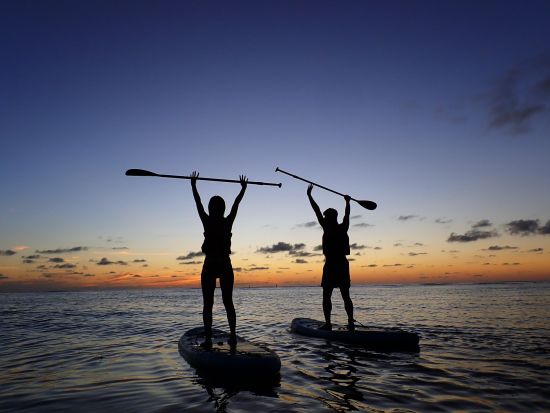サンセットSUP 美しい海で夕日を眺めながらSUPを楽しもう 心地よい風と穏やかな波に包まれる贅沢体験を＜約2時間／宮古島＞