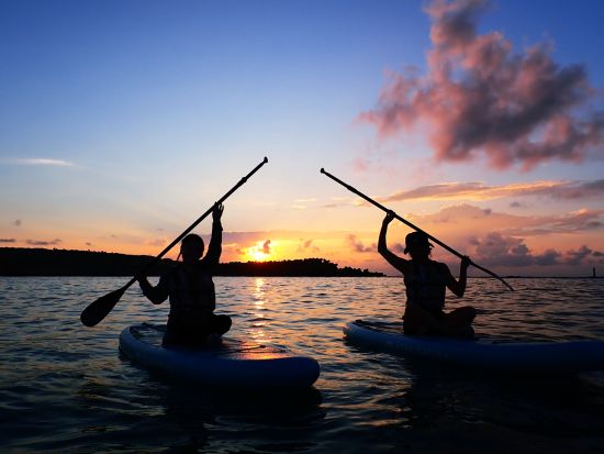 サンセットSUP 美しい海で夕日を眺めながらSUPを楽しもう 心地よい風と穏やかな波に包まれる贅沢体験を＜約2時間／宮古島＞