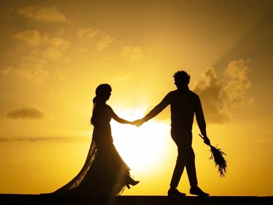 ハワイ　ビーチフォト　1日1組限定！サンセットプラン　アラモアナビーチパークの美しいサンセットをバックに、ロマンチックな一枚を（撮影・衣装・メイク）