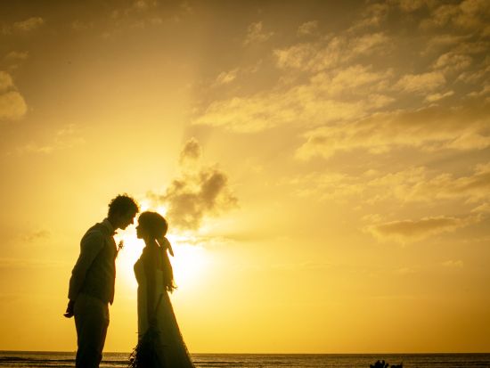 ハワイ　ビーチフォト　1日1組限定！サンセットプラン　アラモアナビーチパークの美しいサンセットをバックに、ロマンチックな一枚を（撮影・衣装・メイク）