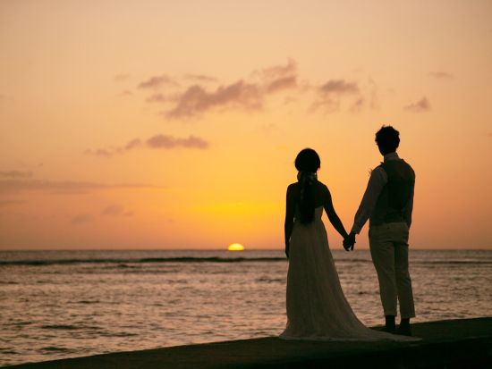 ハワイ　ビーチフォト　1日1組限定！サンセットプラン　アラモアナビーチパークの美しいサンセットをバックに、ロマンチックな一枚を（撮影・衣装・メイク）