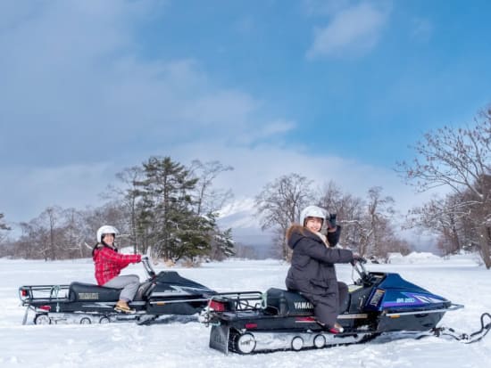 氷上スノーモービル 凍った湖面の上を走り抜ける！初めての方でも大丈夫♪＜5歳以上体験可／18歳以上運転可／2月限定／大沼国定公園＞by大沼遊船