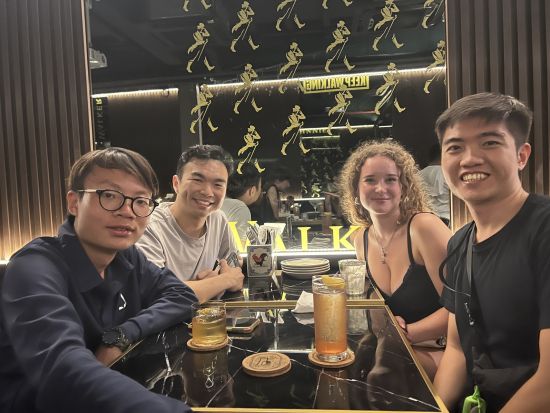 パブ・クロール　3つのバー巡り　活気あふれるクラブ体験あり＜金・土／英語ガイド＞