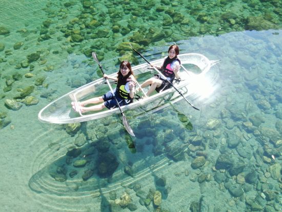 【NOC仁淀川アウトドアセンター公式】「クリスタルカヤック」全部付き定番プラン/透明の舟、水上カメラ撮影、ドローン空撮、レンタル品充実(上流仁淀ブルーエリア)