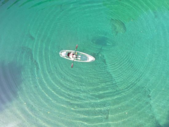 【NOC仁淀川アウトドアセンター公式】「クリスタルカヤック」全部付き定番プラン/透明の舟、水上カメラ撮影、ドローン空撮、レンタル品充実(上流仁淀ブルーエリア)