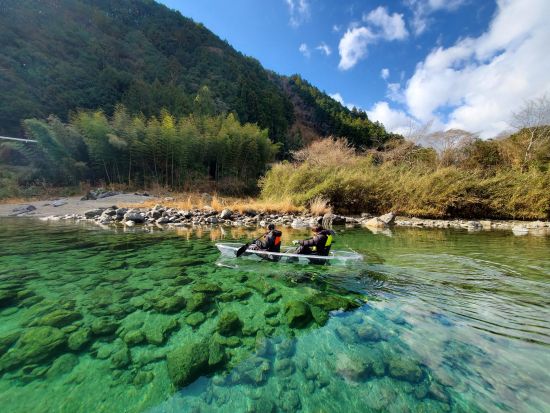 【NOC仁淀川アウトドアセンター公式】「クリスタルカヤック」全部付き定番プラン/透明の舟、水上カメラ撮影、ドローン空撮、レンタル品充実(上流仁淀ブルーエリア)