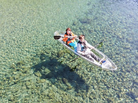 【NOC仁淀川アウトドアセンター公式】「クリスタルカヤック」全部付き定番プラン/透明の舟、水上カメラ撮影、ドローン空撮、レンタル品充実(上流仁淀ブルーエリア)