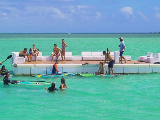 サンドバー シュノーケリングクルーズ　バナナボートなど選べるプラン　海に浮かぶラウンジ&船上ライブミュージック　アルコール購入可 ＜午前・午後／日本語クルー＞