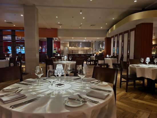 ルーツヒルズグリルハウス 食事券＆事前予約サービス　話題のステーキ＆グリル専門店！選べる4つのディナーメニュー＜グアムプラザホテル内＞