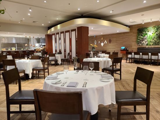 ルーツヒルズグリルハウス 食事券＆事前予約サービス　話題のステーキ＆グリル専門店！選べる4つのディナーメニュー＜グアムプラザホテル内＞