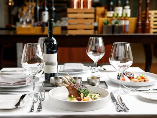 ルーツヒルズグリルハウス 食事券＆事前予約サービス　話題のステーキ＆グリル専門店！選べる4つのディナーメニュー＜グアムプラザホテル内＞