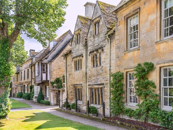 UK_Cotswolds_Burford_shutterstock_209880934