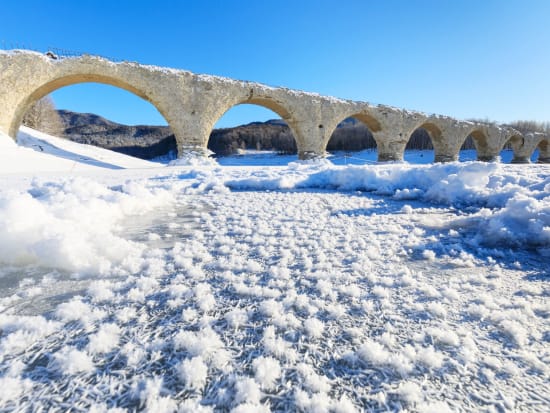 十勝ぬかびら湖 タウシュベツ川橋梁ツアー 糠平湖の水位によって変わる姿は、まるで古代ローマの遺跡!? ＜帯広＆十勝川温泉発着＞by北斗タクシー