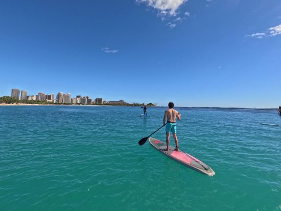 アラモアナビーチ　SUP（スタンドアップパドル）レッスン　最大5名の少人数でご案内　プライベートプランあり＜約2時間／日本語インストラクター＞