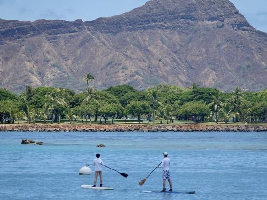 アラモアナビーチ　SUP（スタンドアップパドル）レッスン　最大5名の少人数でご案内　プライベートプランあり＜約2時間／日本語インストラクター＞