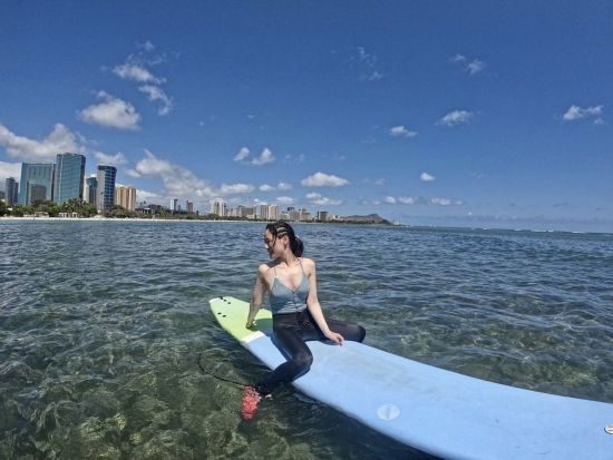 アラモアナビーチ　サーフィンレッスン　少人数制グループレッスンまたはプライベートレッスン＜約2時間／日本語インストラクター＞