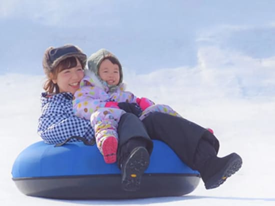 札幌発冬の日帰りバスツアー 美唄スノーランドで雪遊び+小樽運河+イルミネーションの美しい白い恋人パークへ！＜12月～3月／札幌市内発着＞