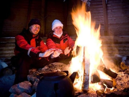 カメラマン同行プランあり！オーロラ鑑賞とラップランド流バーベキュー＜8月～4月／送迎選択可／ロヴァニエミ発＞