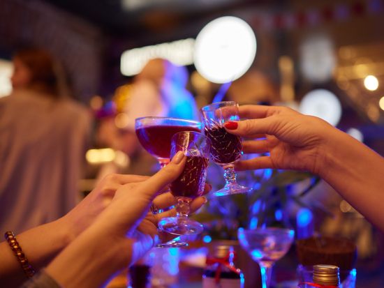 パブ・クロール　3つのバー巡り　活気あふれるクラブ体験あり＜金・土／英語ガイド＞