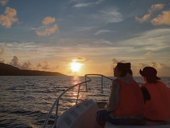 サンセットクルーズ 輝く夕日を眺めながら感動の絶景を堪能！久米島初のクルーズ船周遊＜約1時間30分／久米島＞ 