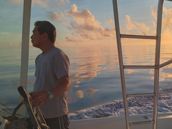 サンセットクルーズ 輝く夕日を眺めながら感動の絶景を堪能！久米島初のクルーズ船周遊＜約1時間30分／久米島＞ 