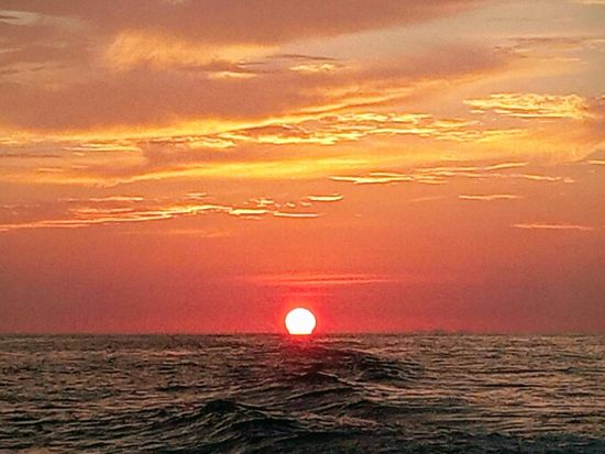 サンセットクルーズ 輝く夕日を眺めながら感動の絶景を堪能！久米島初のクルーズ船周遊＜約1時間30分／久米島＞ 