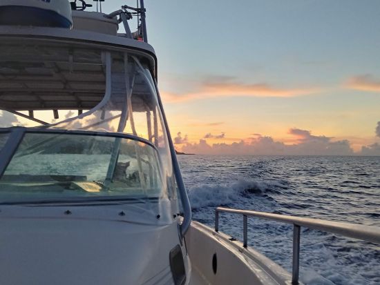 サンセットクルーズ 輝く夕日を眺めながら感動の絶景を堪能！久米島初のクルーズ船周遊＜約1時間30分／久米島＞ 