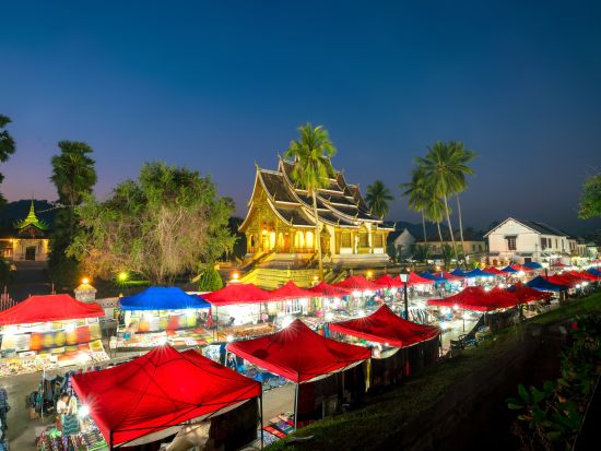 ローカルガイドがご案内！世界遺産ルアンパバーン 地元の味覚を楽しむナイトマーケット散策＆ラオス焼肉シンダート体験ツアー ＜夕食付き／英語ガイド＞