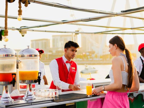 【ディナークルーズ】5つ星ホテル豪華ビュッフェ+オープンバーでアルコール飲み放題☆ドバイマリーナの近未来の夕暮れ or 夜景を満喫 ＜ドバイ発／当日予約可＞