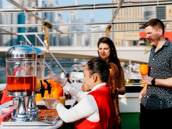 【ディナークルーズ】5つ星ホテル豪華ビュッフェ+オープンバーでアルコール飲み放題☆ドバイマリーナの近未来の夕暮れ or 夜景を満喫 ＜ドバイ発／当日予約可＞