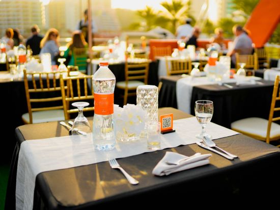 【ディナークルーズ】5つ星ホテル豪華ビュッフェ+オープンバーでアルコール飲み放題☆ドバイマリーナの近未来の夕暮れ or 夜景を満喫 ＜ドバイ発／当日予約可＞