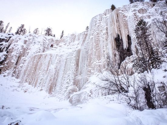 雪と氷の絶景！コロウオマの滝ハイキングツアー＜12月～4月／英語／送迎あり／軽食付／ロヴァニエミ発＞