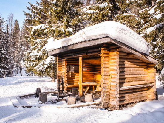 雪と氷の絶景！コロウオマの滝ハイキングツアー＜12月～4月／英語／送迎あり／軽食付／ロヴァニエミ発＞