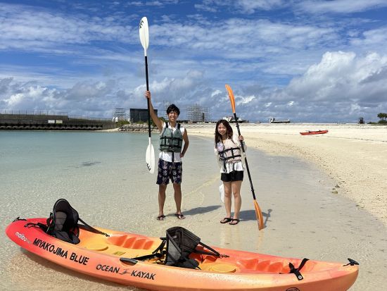 ユニの浜上陸ツアー カヤックで幻の島へ行こう！絵をビーチに描くサンドアート×ドローンまたはGoPro撮影で一生の思い出を＜約2時間／宮古島＞