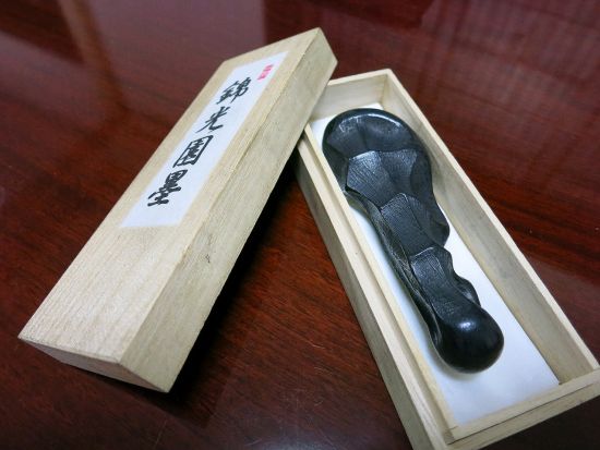 にぎり墨体験 室町時代から続く伝統工芸に触れる旅 自分だけの墨を作ろう！＜1名～参加可／40分／奈良市＞