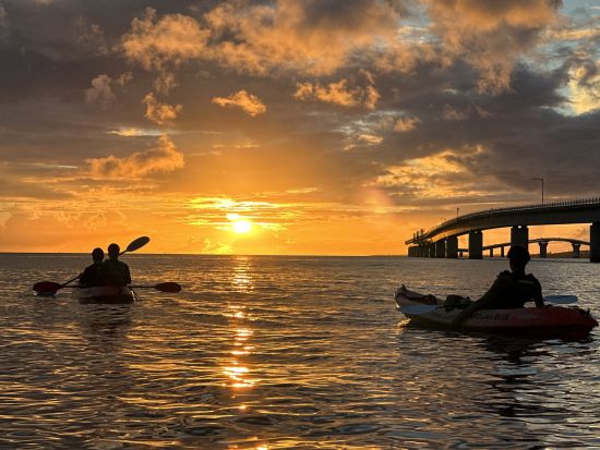 サンセットカヤックツアー 宮古島を代表する夕景スポットへ！美しい夕日を見ながら穏やかな海を漕ぐ贅沢体験を＜約1時間30分／宮古島＞