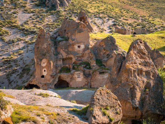 穴場スポットを巡る！世界遺産カッパドキア1泊2日ツアー 熱気球＋ムスタファパシャ＋ソアンル村＋ローズバレー＜貸切／日本語ガイド／国内航空券込／イスタンブール発＞