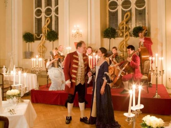 アマデウス楽団  ザルツブルグ モーツァルトコンサート＆ディナー＜シュティフツケラー・ザンクト・ペーター＞