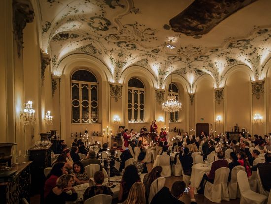 アマデウス楽団  ザルツブルグ モーツァルトコンサート＆ディナー＜シュティフツケラー・ザンクト・ペーター＞