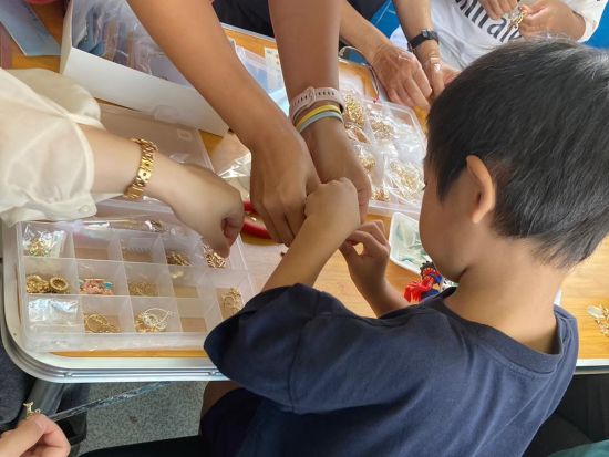 うろこアクセサリー 久米島産のイラブチャーのうろこを使って世界に一つだけの作品を作ろう♪＜30分～90分＞