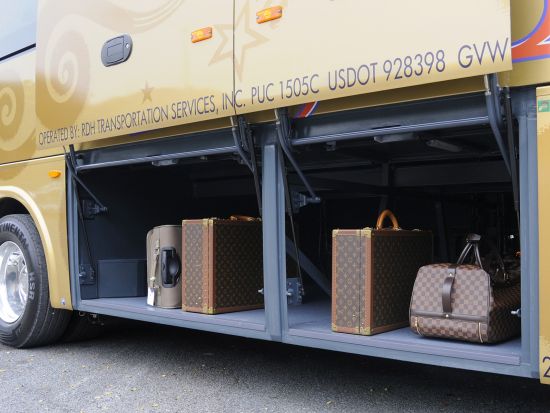 ダニエル・K・イノウエ国際空港（旧ホノルル国際空港）⇔ ワイキキ地区ホテル間　大型バス貸切送迎サービス　「デラックスゴールド（34人乗り）」