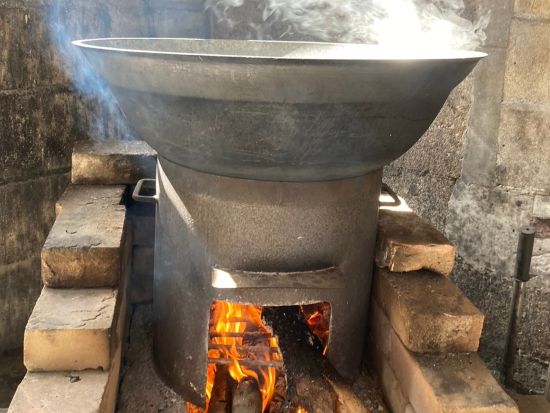 手作り炭焼きバームクーヘン体験 久米島産のサトウキビを使って0から作ろう！屋根付きで雨の日のもオススメ♪＜久米島＞