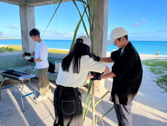 手作り炭焼きバームクーヘン体験 久米島産のサトウキビを使って0から作ろう！屋根付きで雨の日のもオススメ♪＜久米島＞