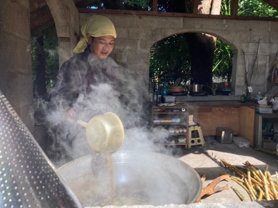 手作り炭焼きバームクーヘン体験 久米島産のサトウキビを使って0から作ろう！屋根付きで雨の日のもオススメ♪＜久米島＞
